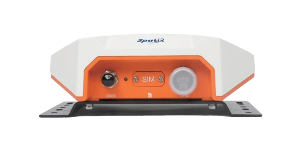 Интегрированный приёмник SpatiX QYX Pro, вид со стороны разъёмов